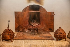 Le Château de la Rode se trouve dans un des plus beaux villages du Gard, Aumessas, classé Village de Caractère et village fleuri. Dans un environnement calme et préservé, Murielle et Didier vous accueillent dans une demeure de caractère où se rencontrent avec bonheur, le charme des vieilles pierres et la modernité dans un luxe discret.